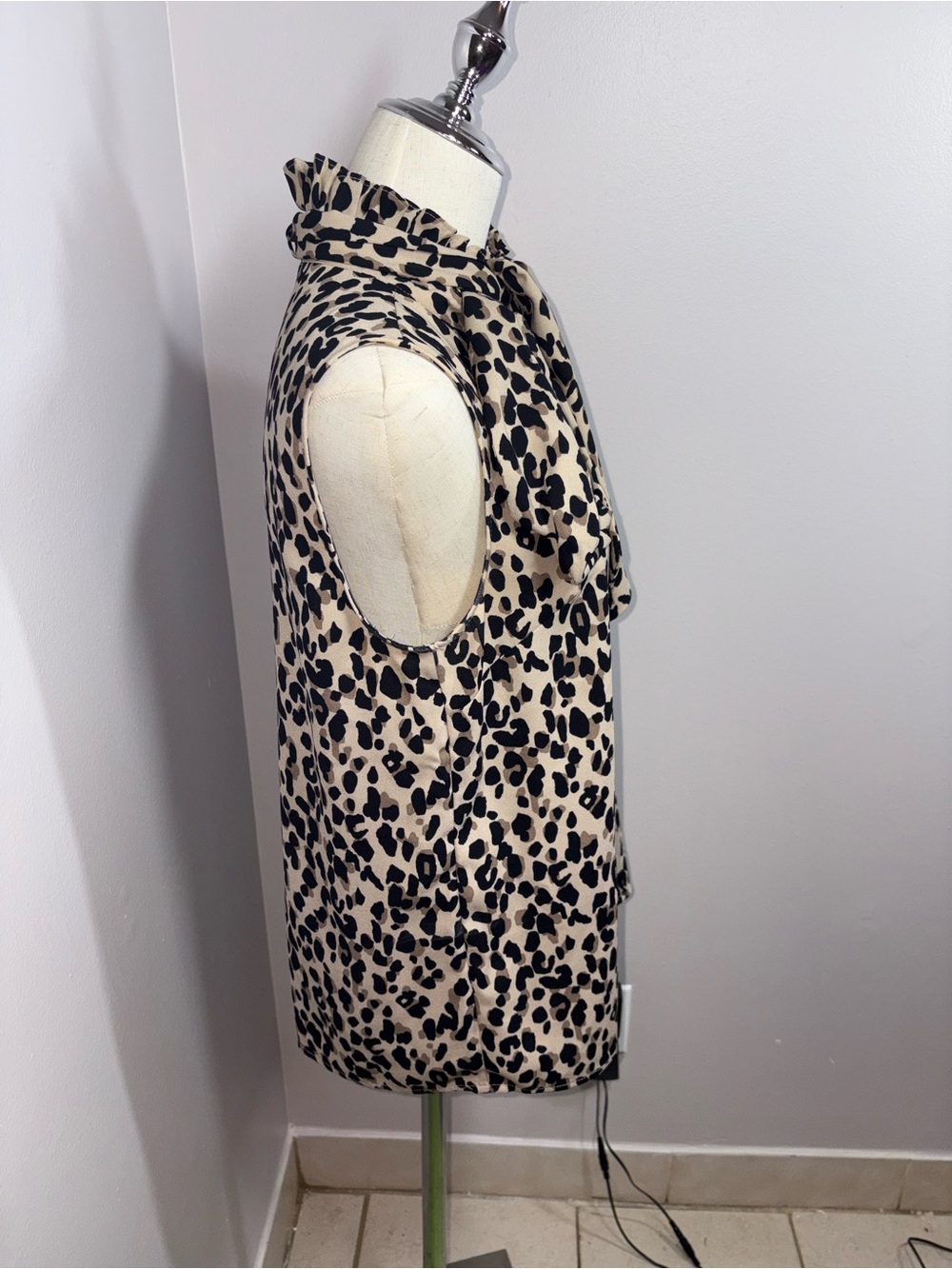 Halogen Sleeveless Tie Neck Leopard Print Blouse Careerwear Formal Size Small - Picture 13 of 16